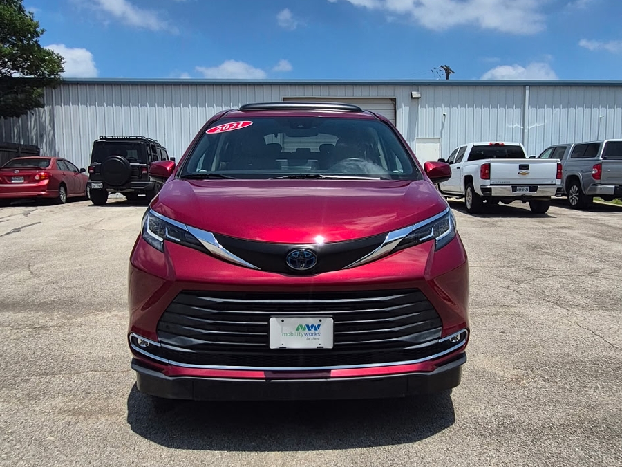 Red Toyota Sienna image number 6