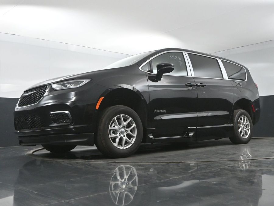 New 2025 Chrysler Pacifica Select Safety - BraunAbility Side Entry Entry Fold Out Automatic Ramp