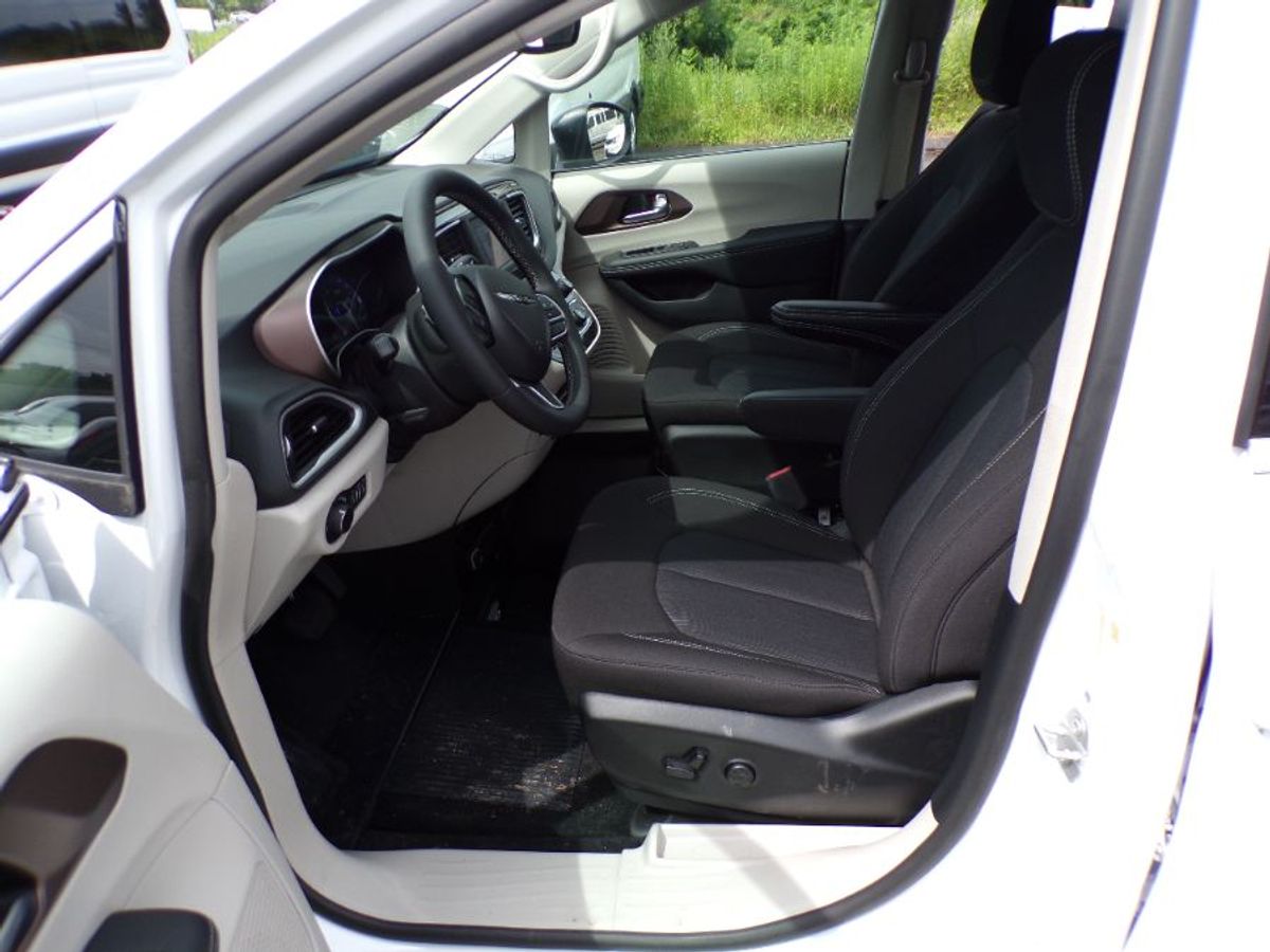 White Chrysler Voyager image number 9
