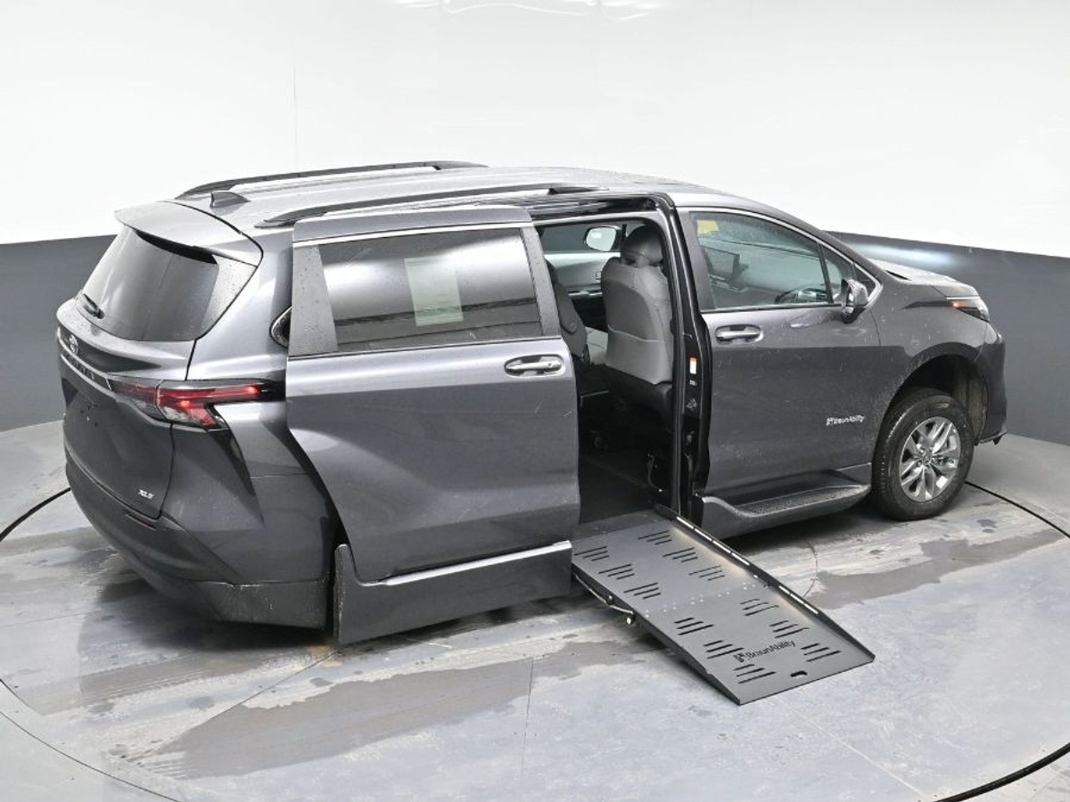 Grey Toyota Sienna image number 25