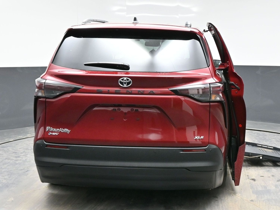 New 2026 Toyota Sienna Hybrid XLE Base - BraunAbility Side Entry Entry Fold Out Automatic Ramp