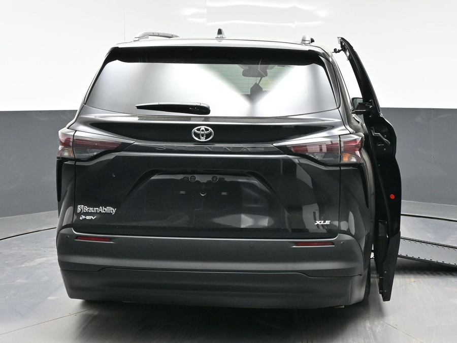 Black Toyota Sienna image number 3