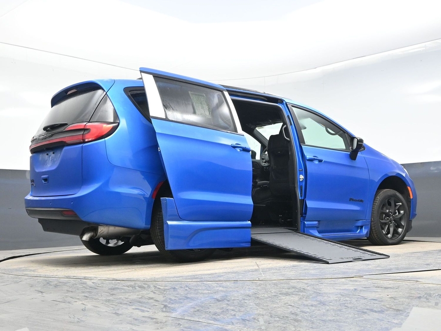 New 2026 Chrysler Pacifica Select Sport - BraunAbility Side Entry Entry In Floor Automatic Ramp