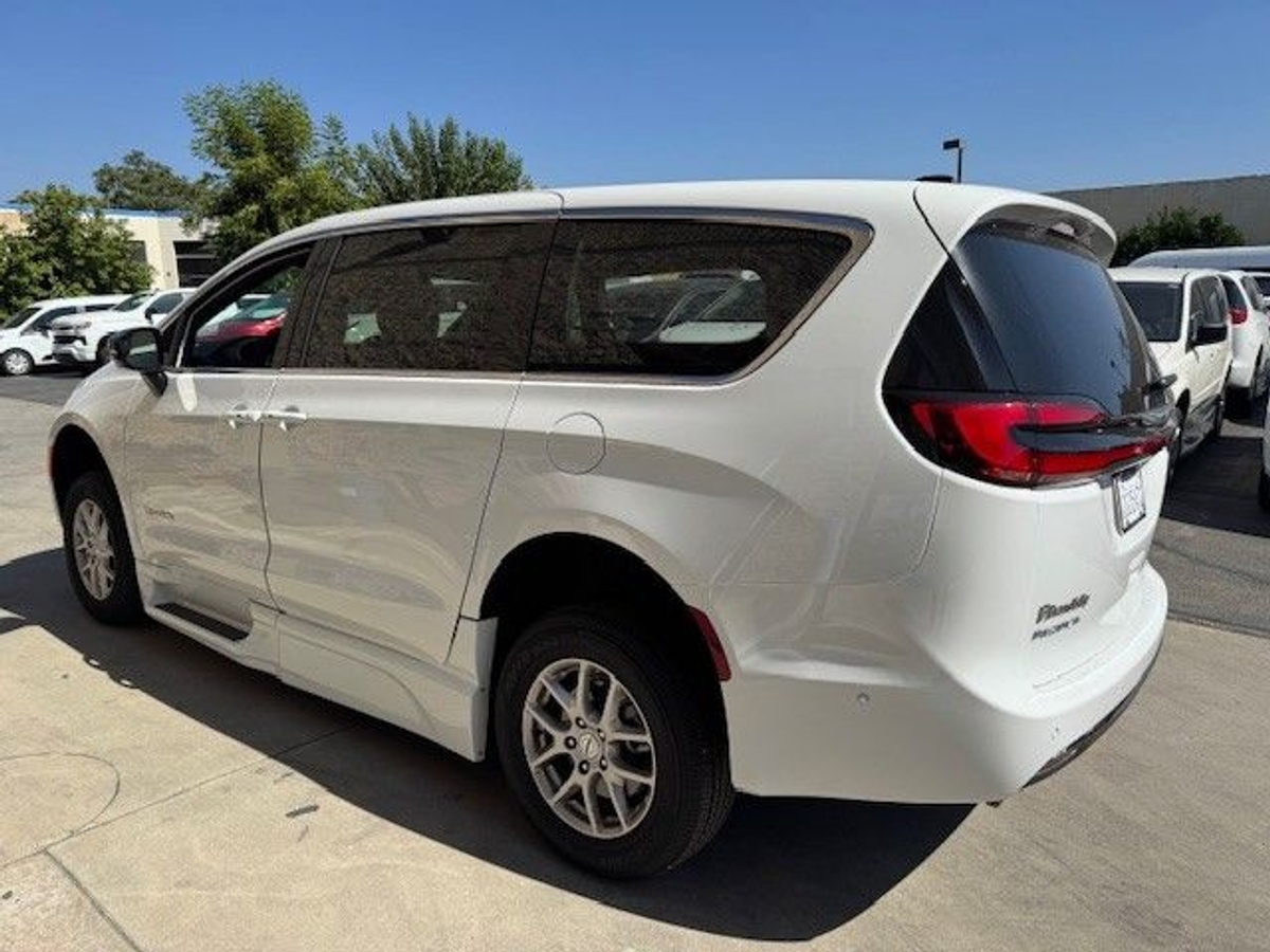 2025 Chrysler Pacifica Select's photo