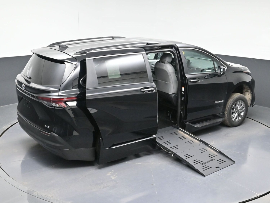 Black Toyota Sienna image number 25