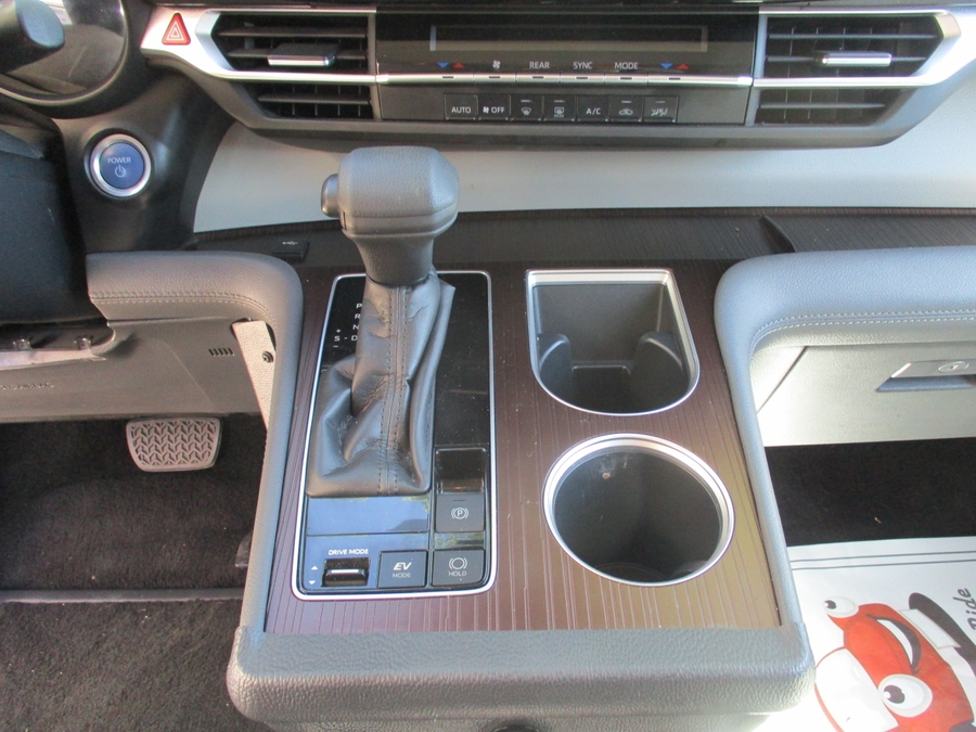 White Toyota Sienna image number 9
