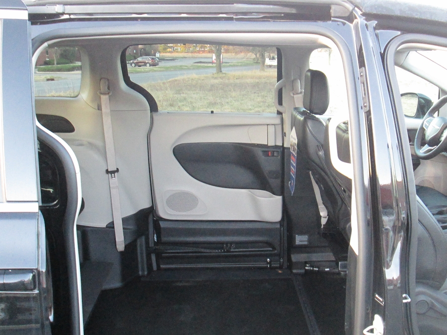 Black Chrysler Pacifica image number 16