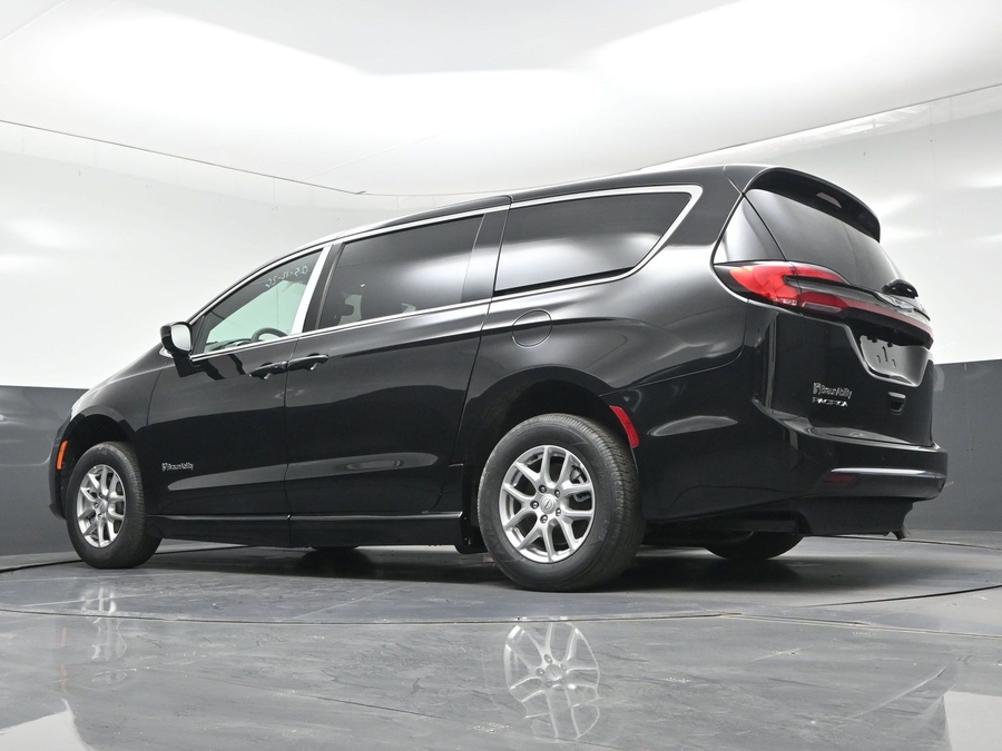 Black Chrysler Pacifica image number 21