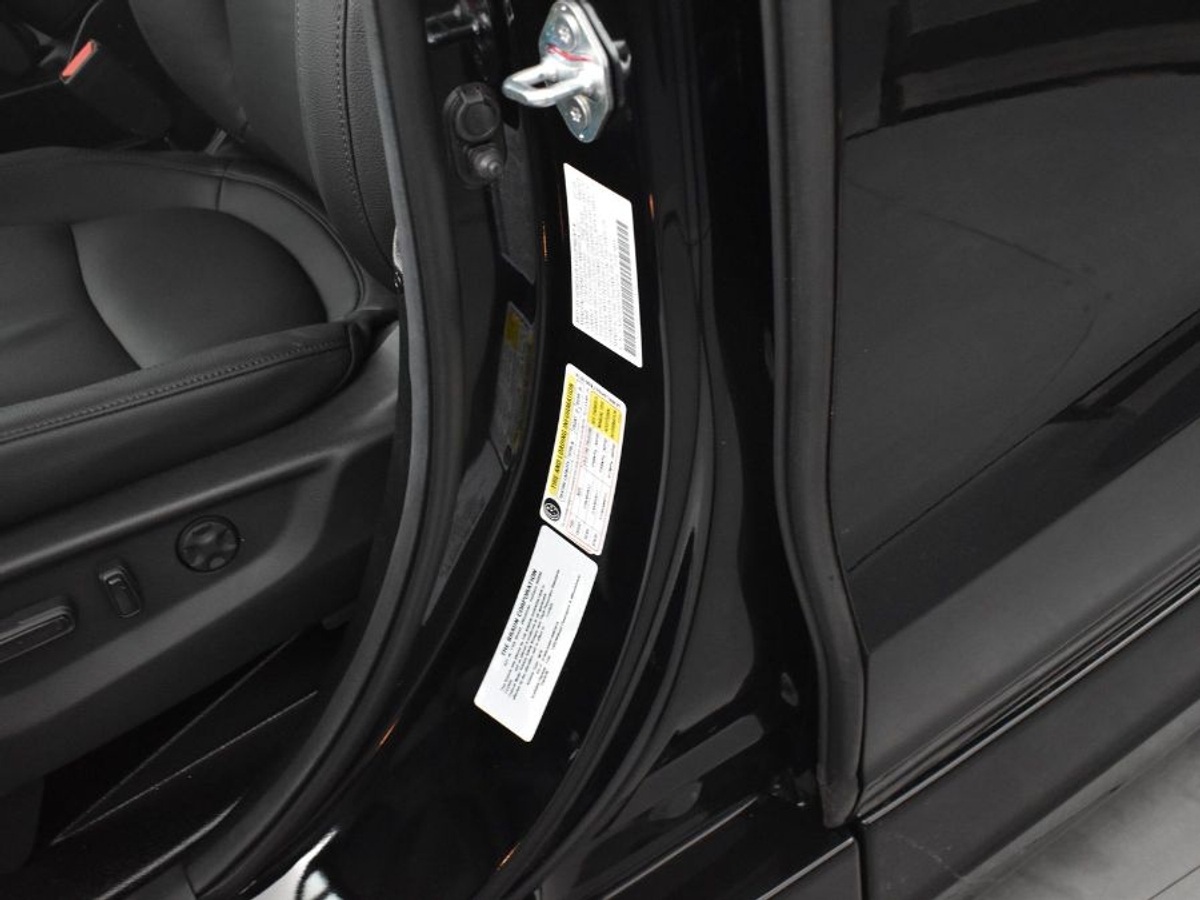 Black Honda Odyssey image number 15