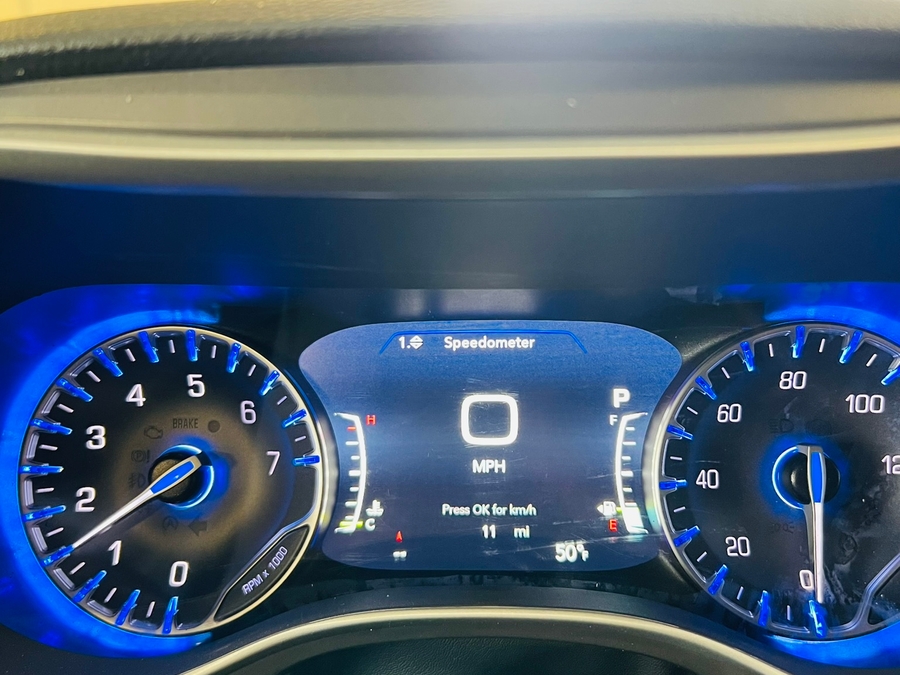 White Chrysler Pacifica image number 16