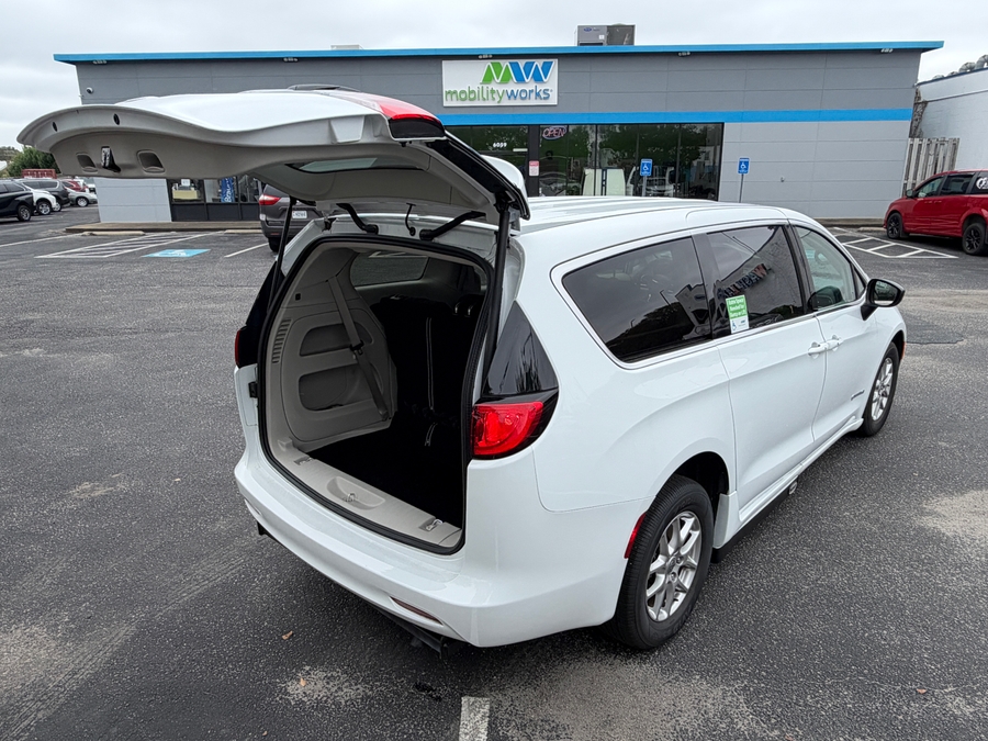 White Chrysler Voyager image number 13