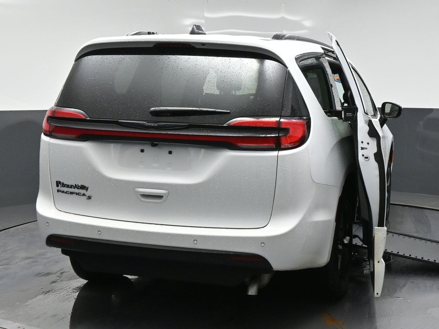 White Chrysler Pacifica image number 5