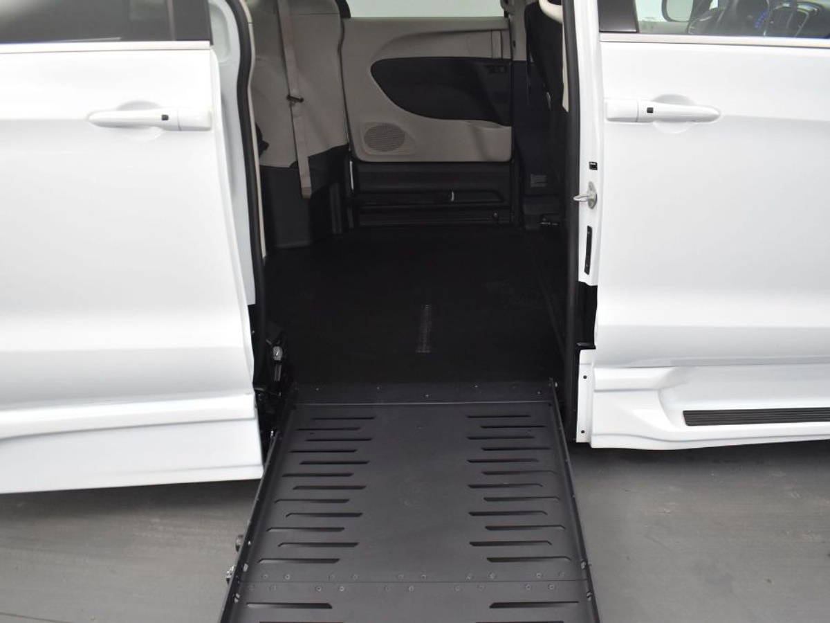 2023 CHRYSLER VOYAGER - Image 12