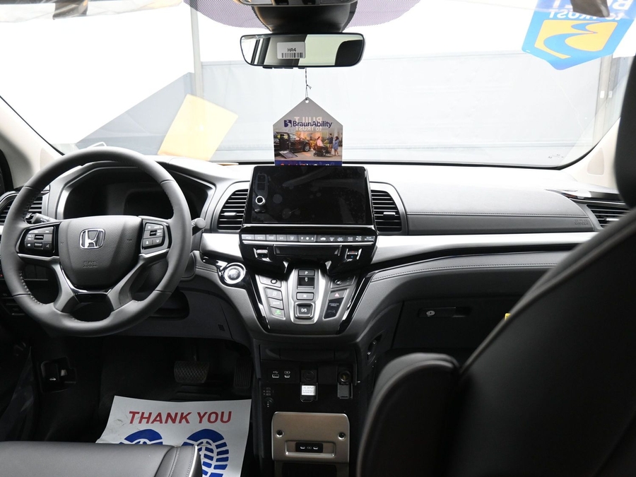 White Honda Odyssey image number 16