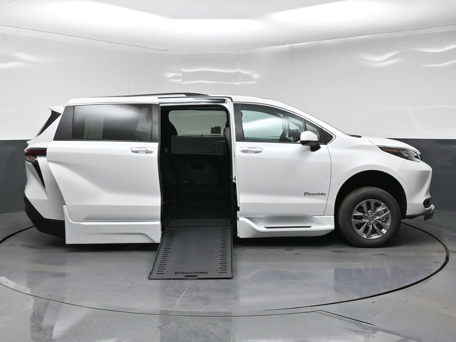 New 2026 Toyota Sienna Hybrid XLE Add - BraunAbility Side Entry In Floor Automatic Ramp