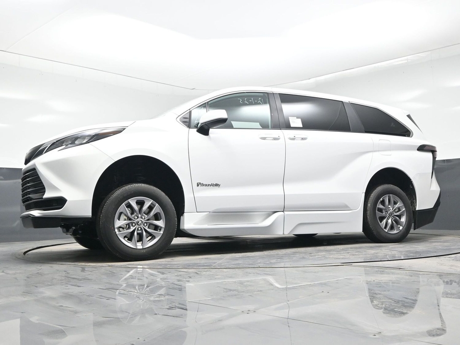 New 2025 Toyota Sienna Hybrid LE - BraunAbility Side Entry Entry Fold Out Automatic Ramp