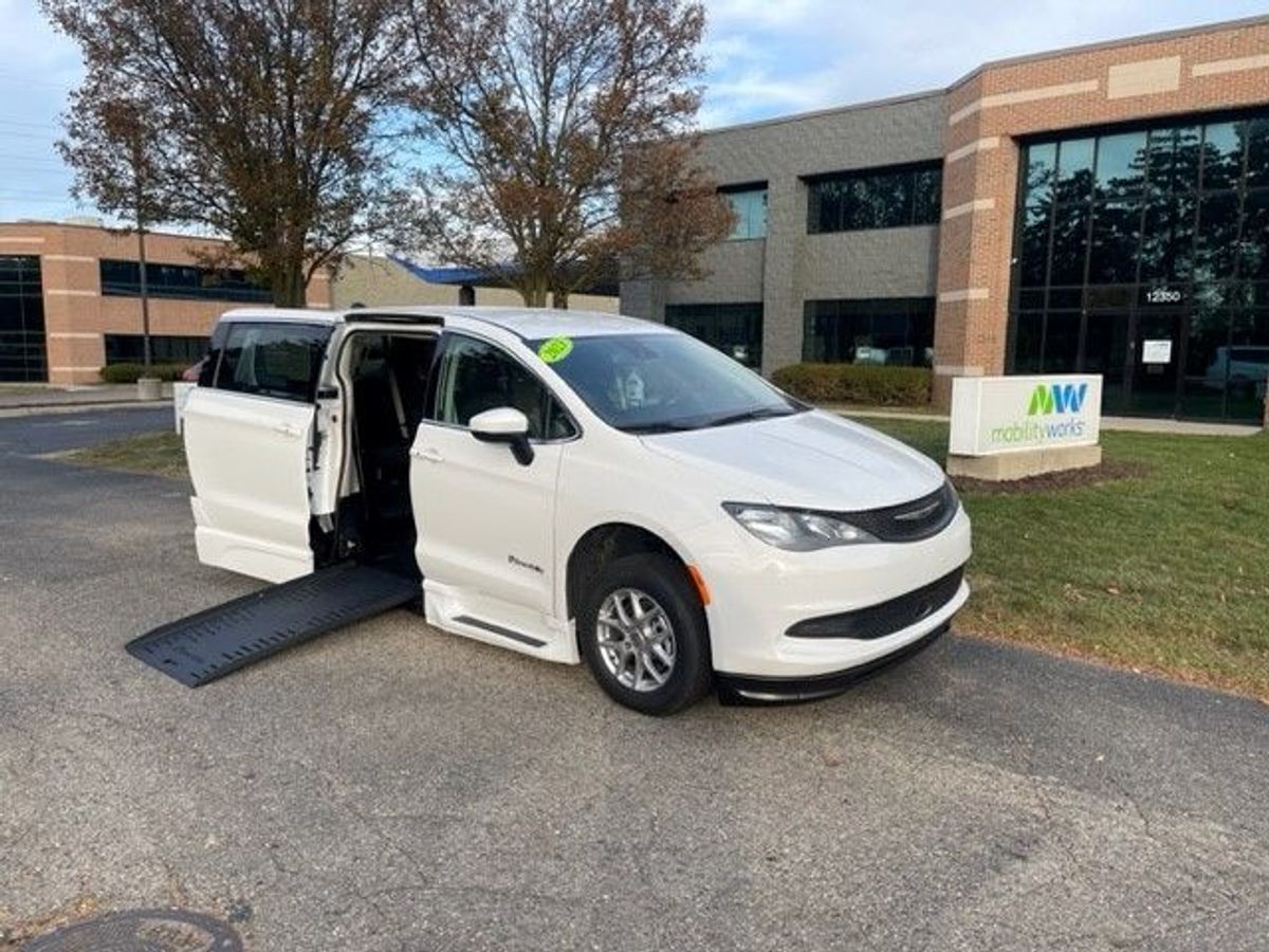 White Chrysler Voyager image number 1