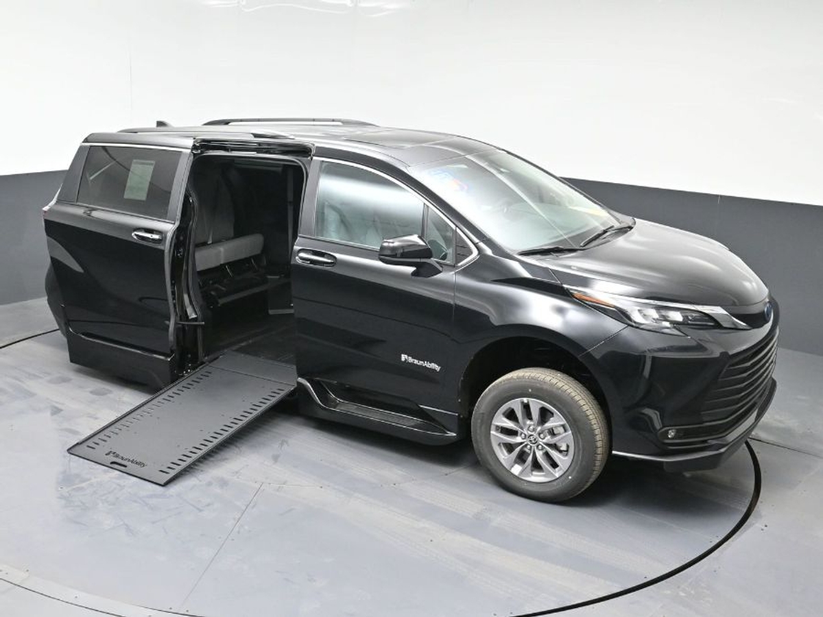 Black Toyota Sienna image number 22