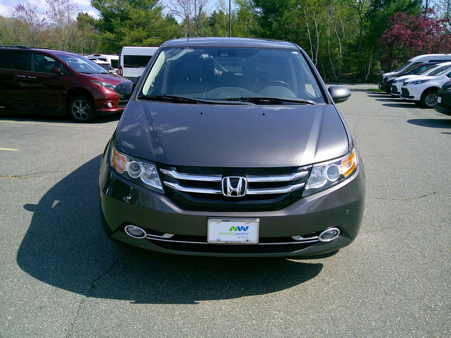 Silver Honda Odyssey image number 2