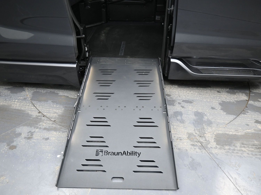 New 2025 Toyota Sienna Hybrid XLE Plus - BraunAbility Side Entry Entry Fold Out Automatic Ramp