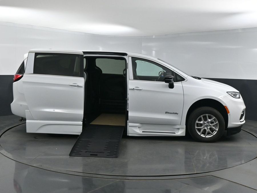 New 2025 Chrysler Pacifica Select Plus - BraunAbility Side Entry Entry Fold Out Automatic Ramp