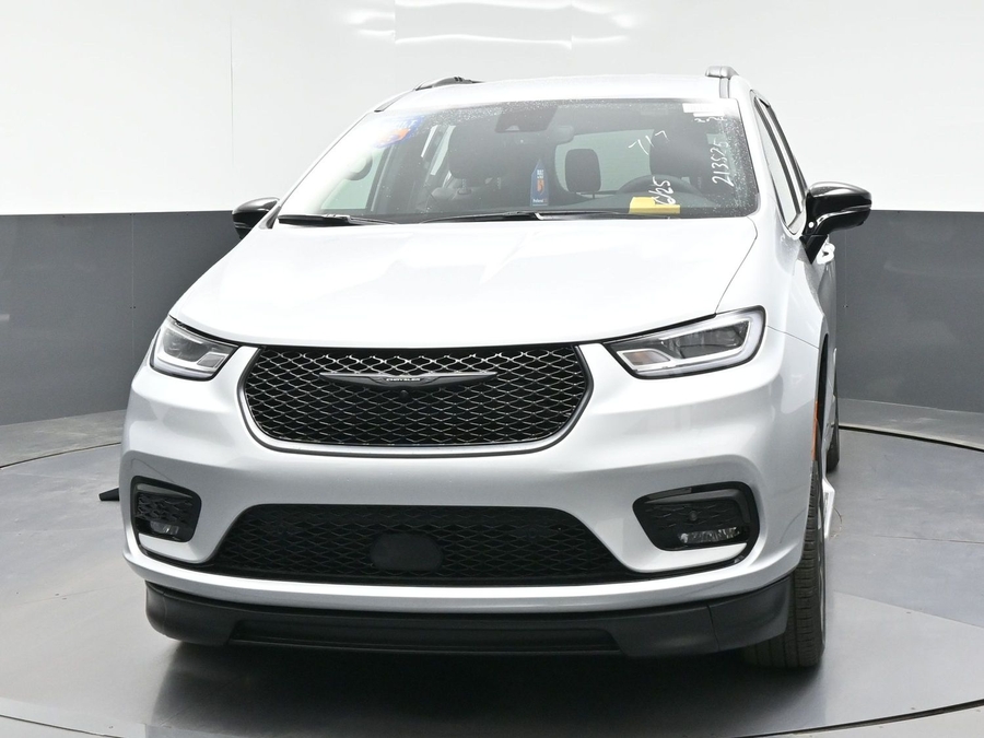 Silver Chrysler Pacifica image number 1