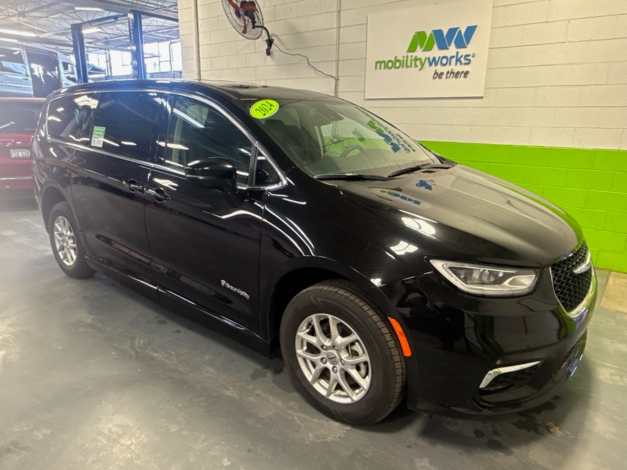 Black Chrysler Pacifica image number 1