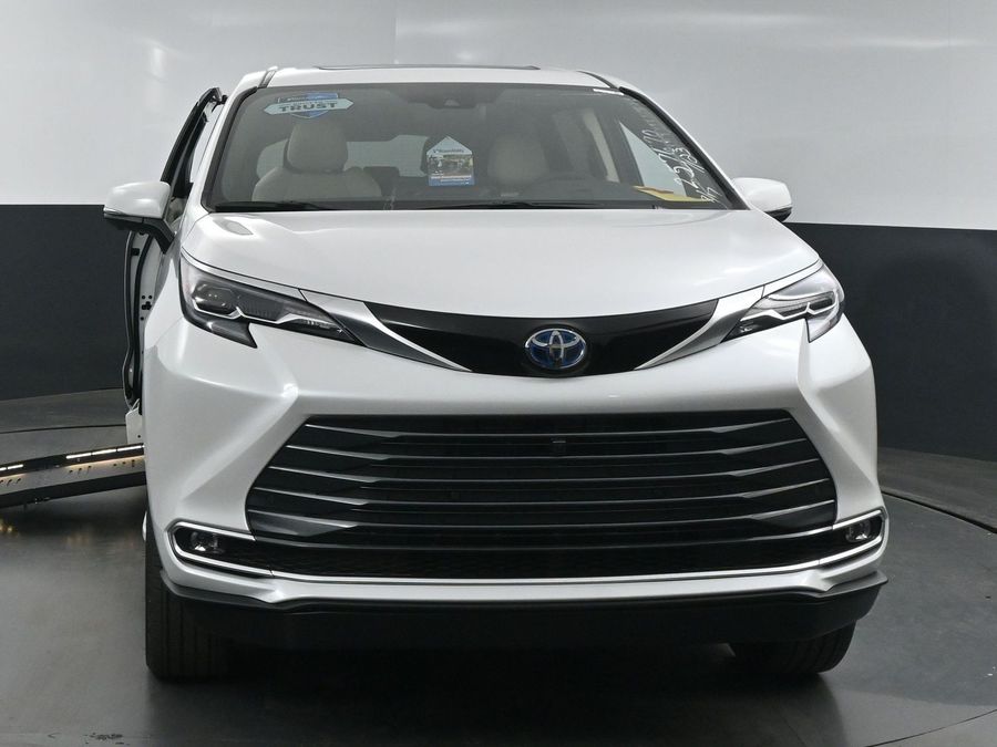 New 2025 Toyota Sienna Hybrid Platinum - BraunAbility Side Entry Entry Fold Out Automatic Ramp