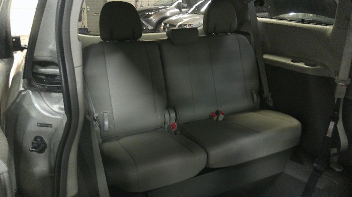 2015 TOYOTA SIENNA - Image 11