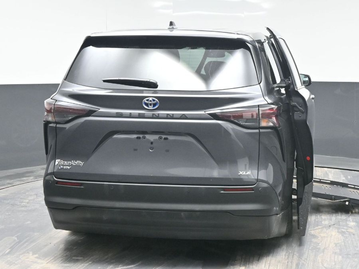 Grey Toyota Sienna image number 5