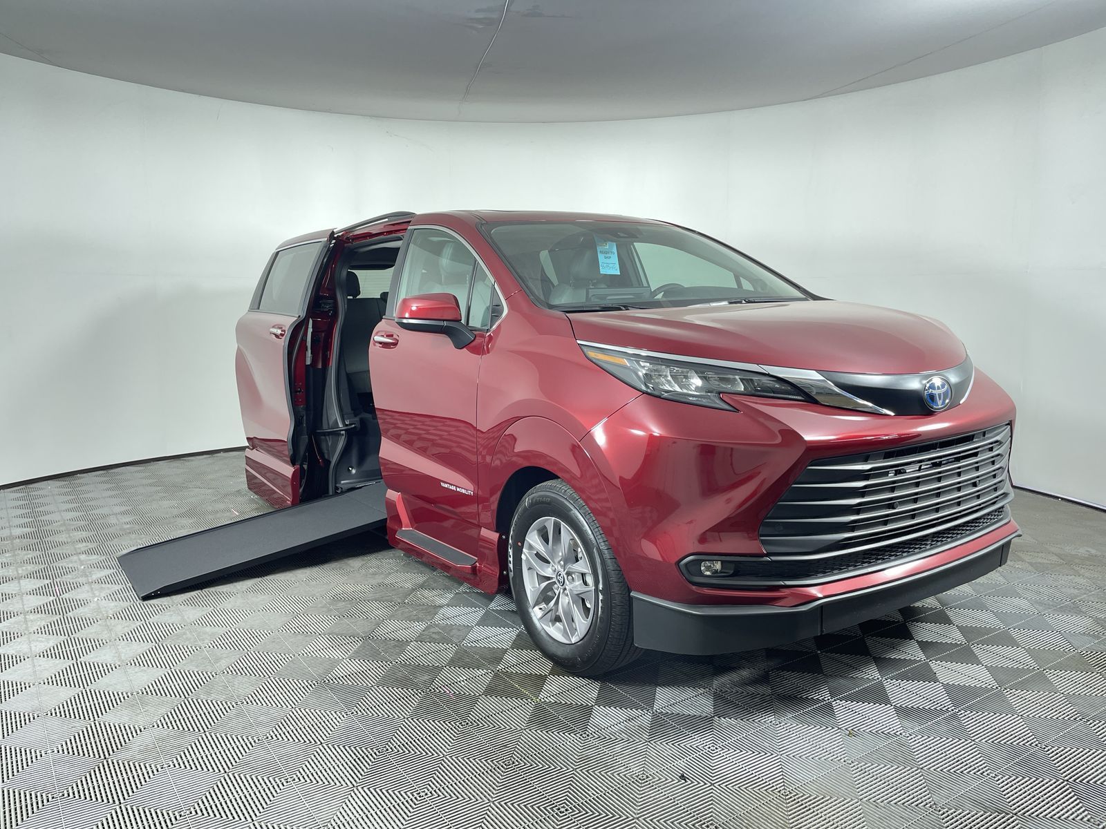 2025 Toyota Sienna AWD XLE Plus