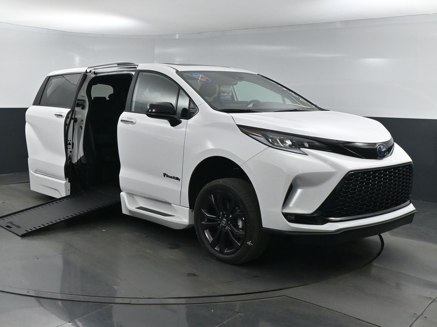 2025 Toyota Sienna XSE's photo