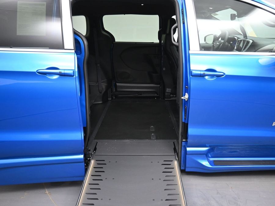 Blue Chrysler Pacifica image number 10