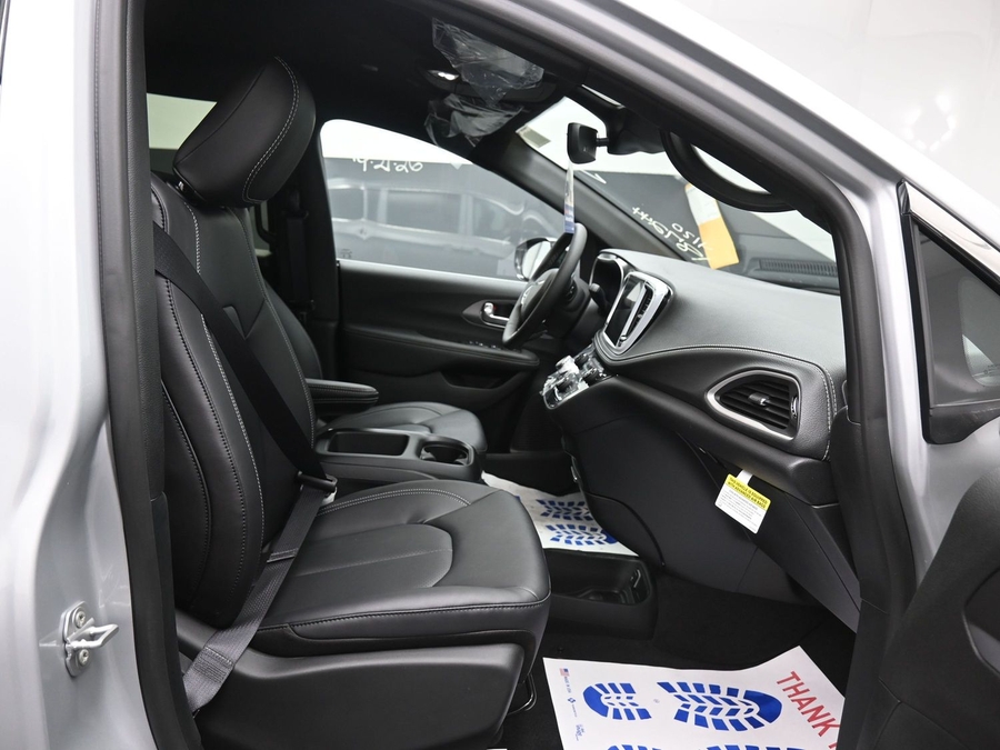 Silver Chrysler Pacifica image number 11