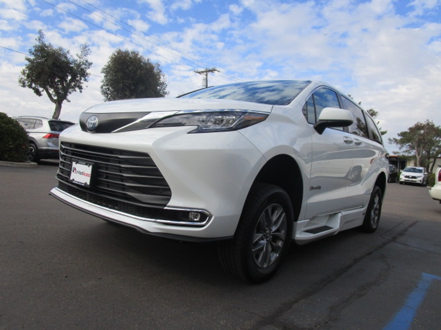 Used 2022 Toyota Sienna Hybrid XLE - BraunAbility Side Entry Entry Fold Out Automatic Ramp