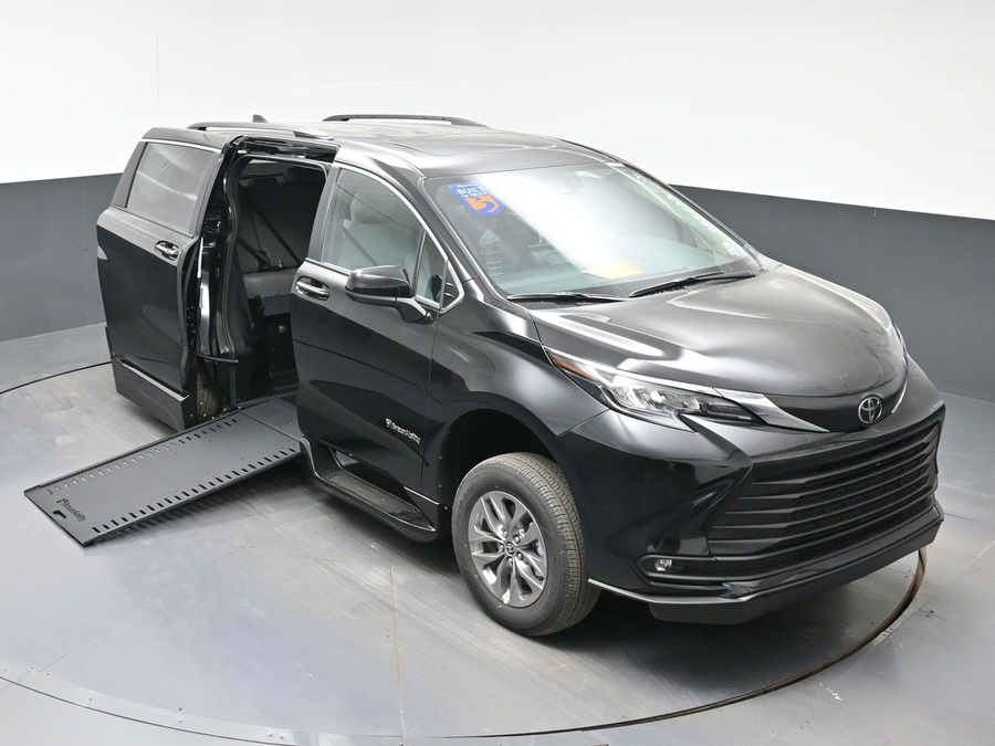 Black Toyota Sienna image number 20