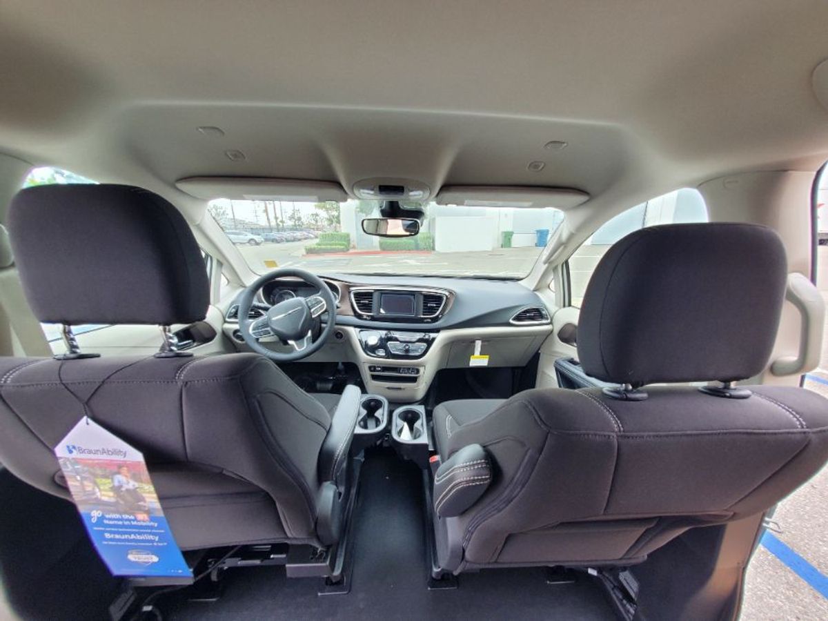 2023 CHRYSLER VOYAGER - Image 5