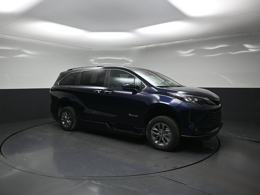Blue Toyota Sienna image number 12