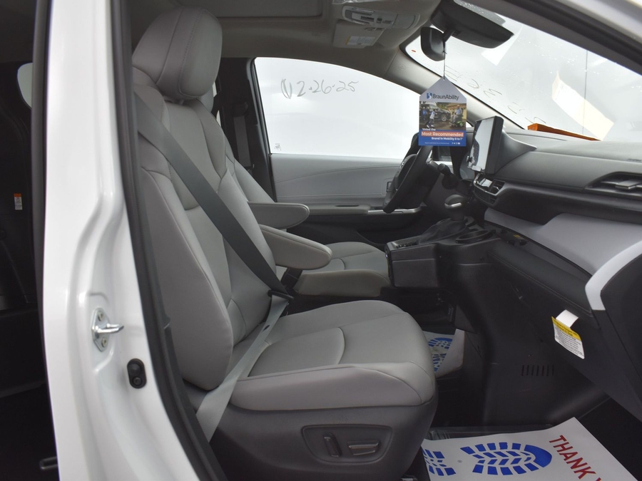 New 2025 Toyota Sienna Hybrid XLE Plus - BraunAbility Side Entry Entry Fold Out Automatic Ramp