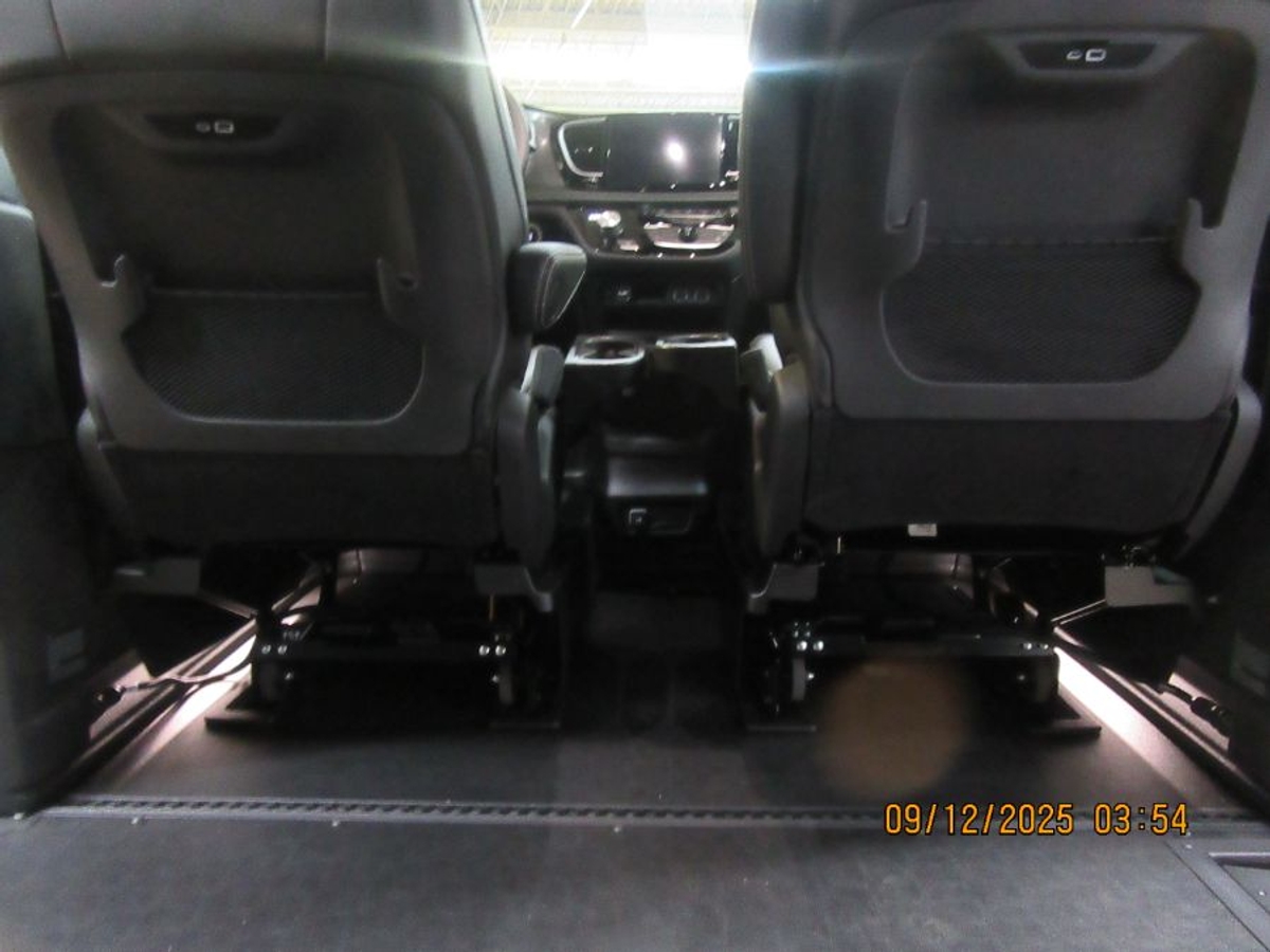 Black Chrysler Pacifica image number 20