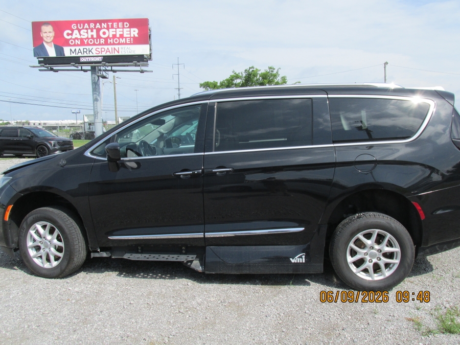 Black Chrysler Pacifica image number 8