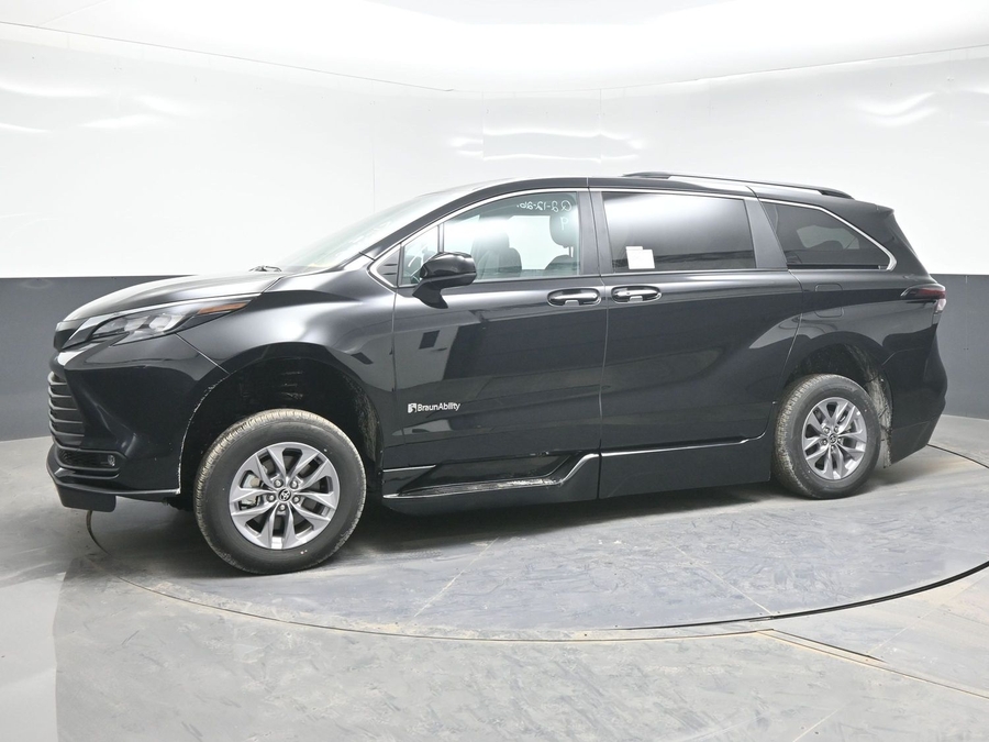 Black Toyota Sienna image number 7