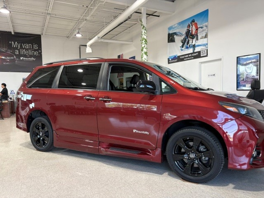 Used 2020 Toyota Sienna SE - BraunAbility Side Entry Fold Out Automatic Ramp