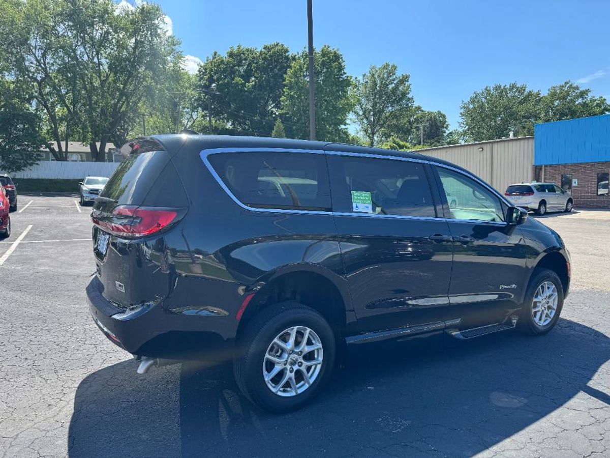 2023 CHRYSLER PACIFICA - Image 5