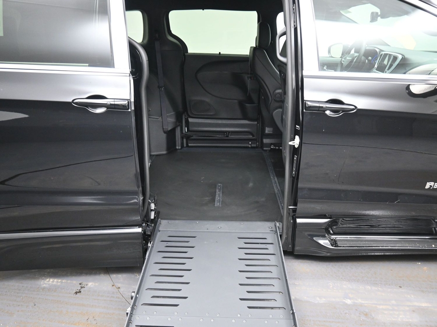 Black Chrysler Pacifica image number 11