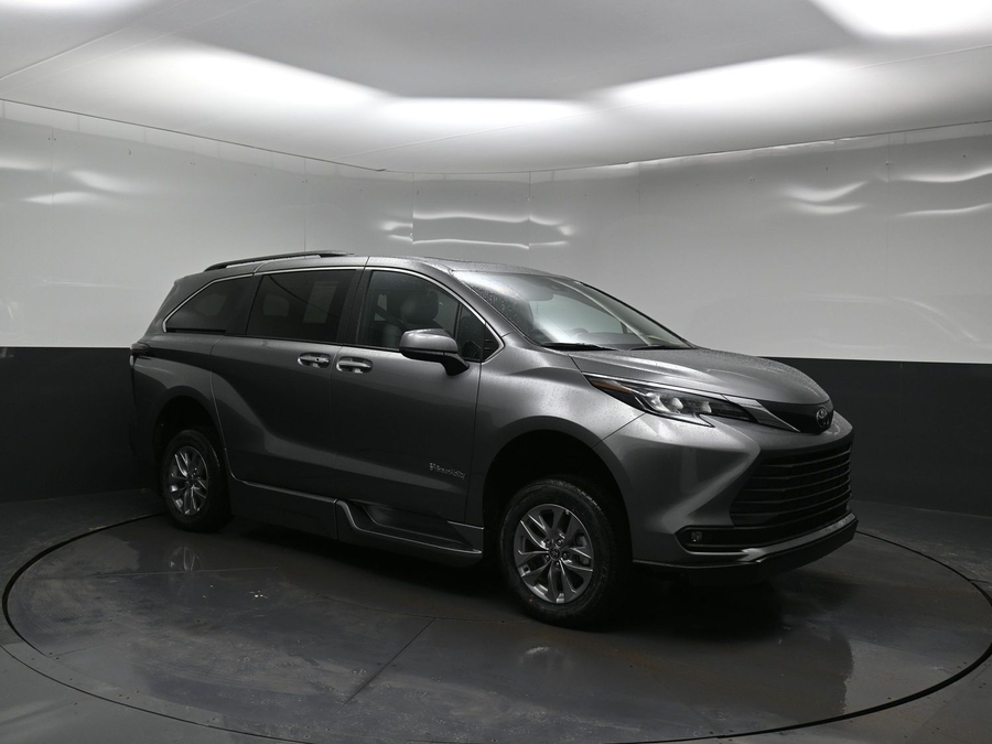 Grey Toyota Sienna image number 14