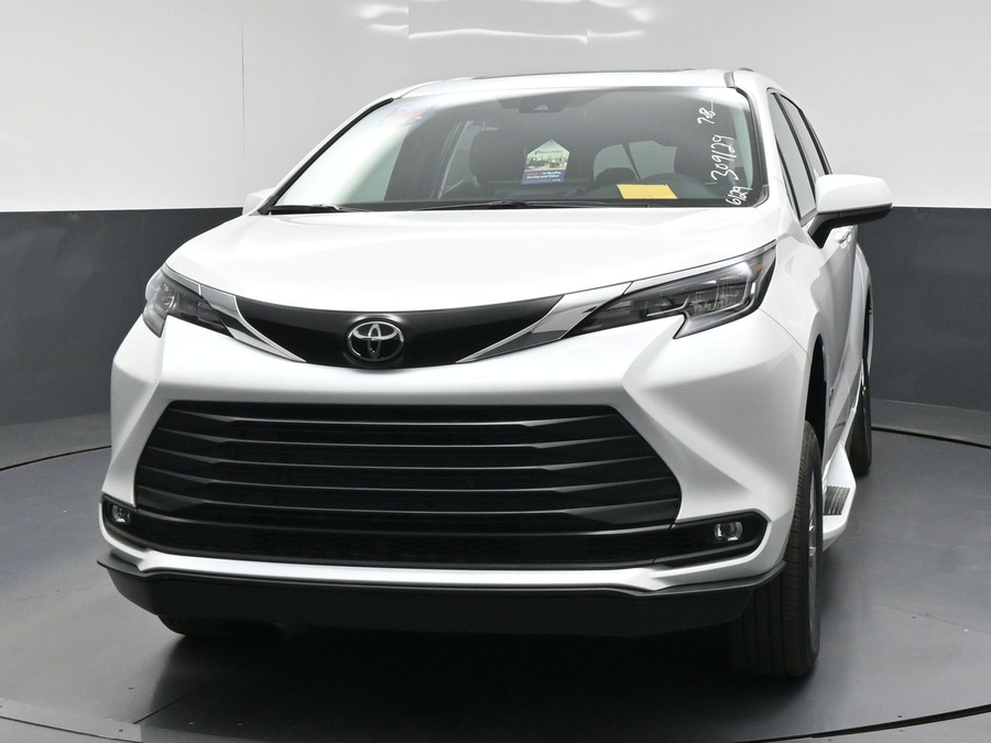 White Toyota Sienna image number 1