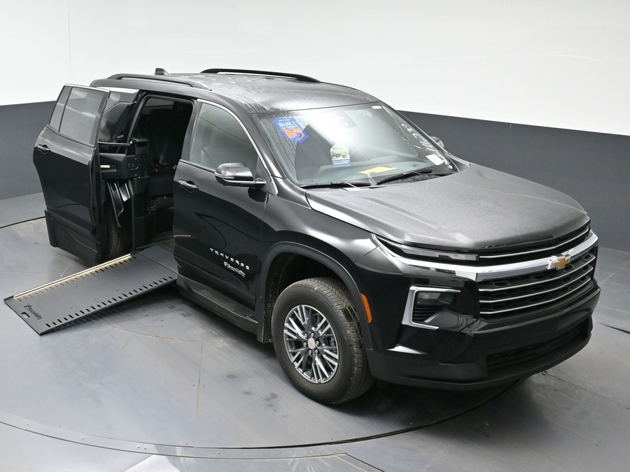 Black Chevrolet Traverse image number 21