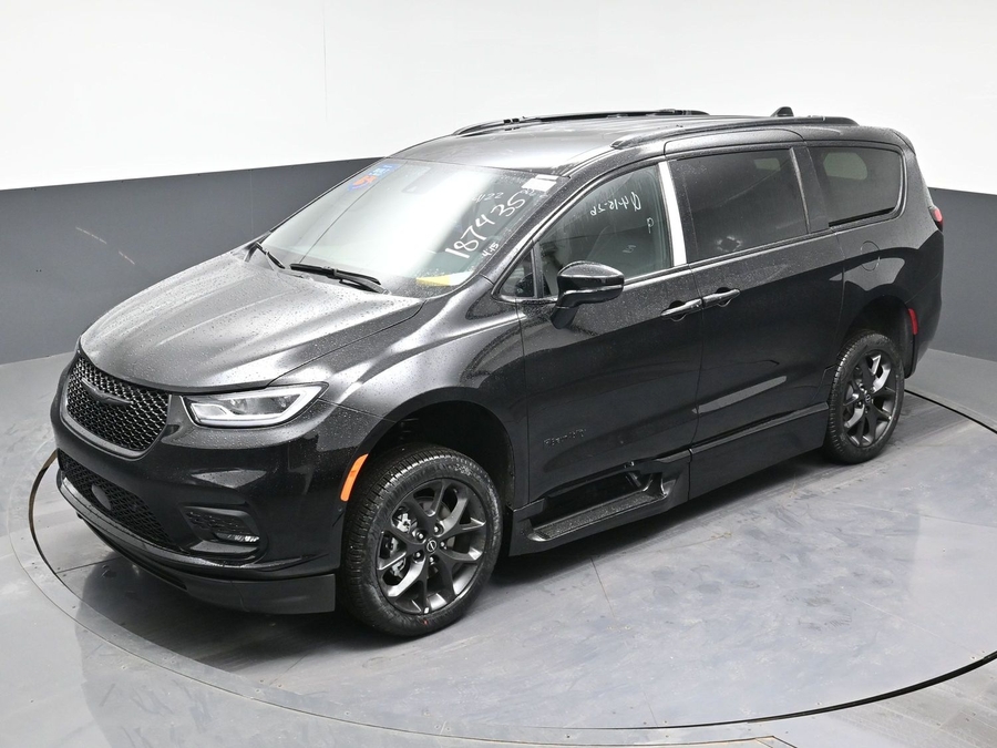 New 2026 Chrysler Pacifica Select Sport - BraunAbility Side Entry Entry Fold Out Automatic Ramp