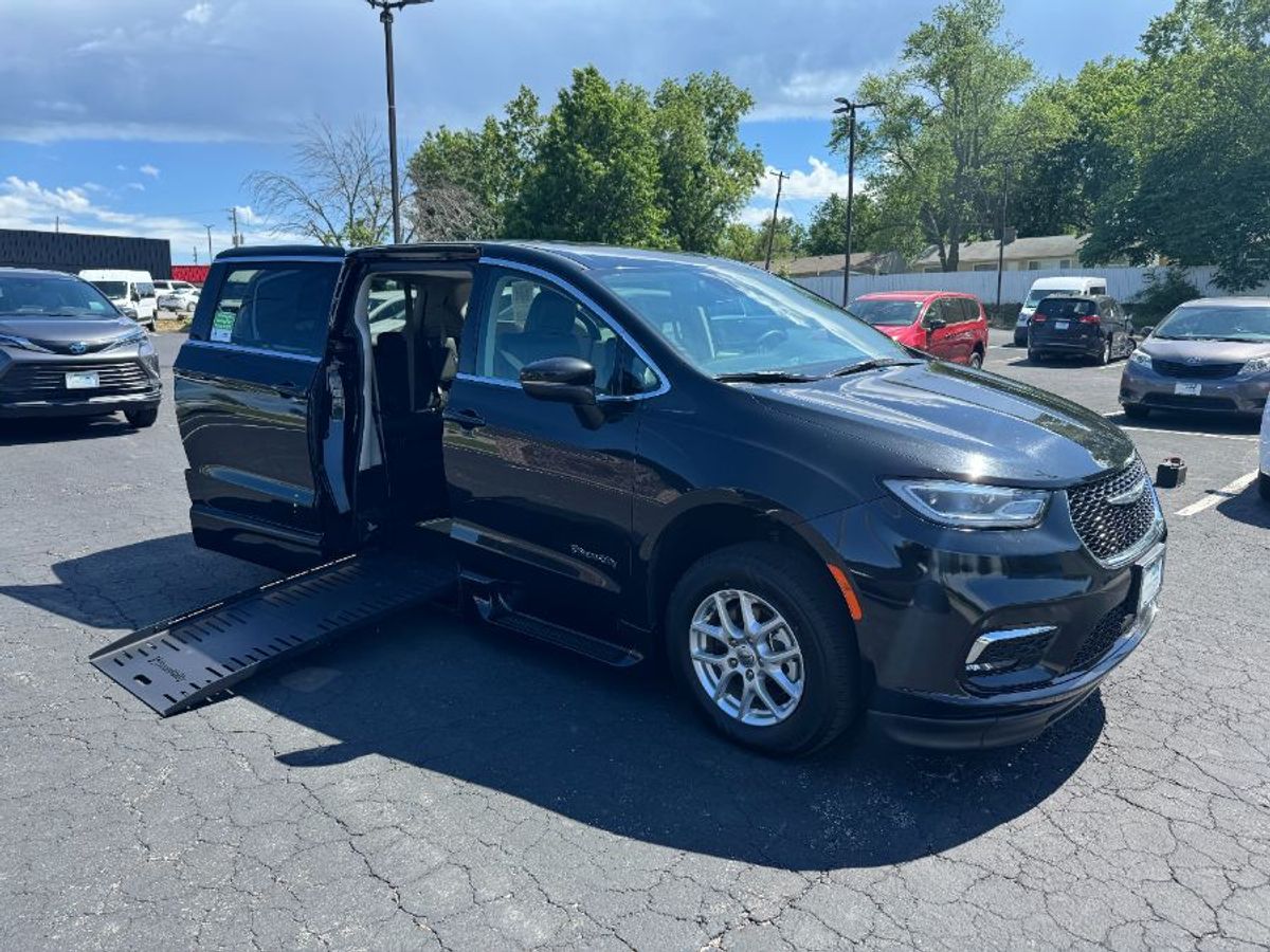 2023 CHRYSLER PACIFICA - Image 1